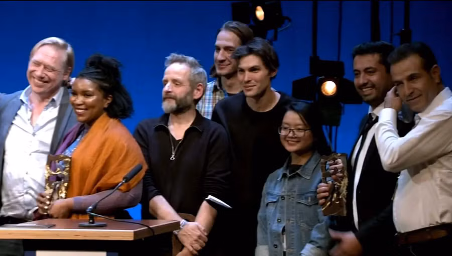 Cô gái Tày với vóc dáng nhỏ bé khi lên nhận giải thưởng danh giá.