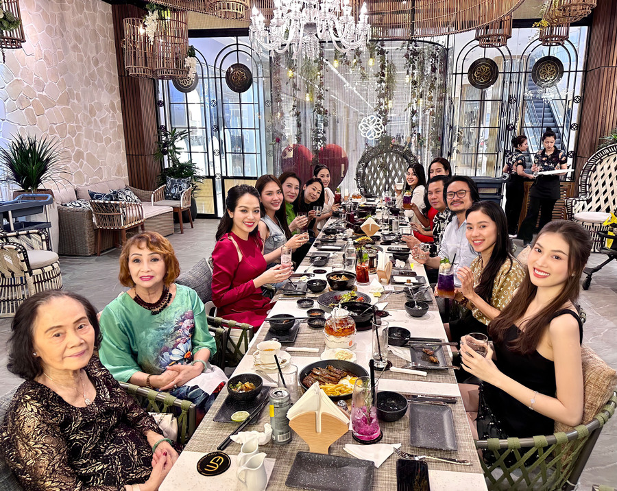 Bữa tiệc sinh nhật giản dị và đầm ấm của đạo diễn Hoàng Nhật Nam vừa qua.