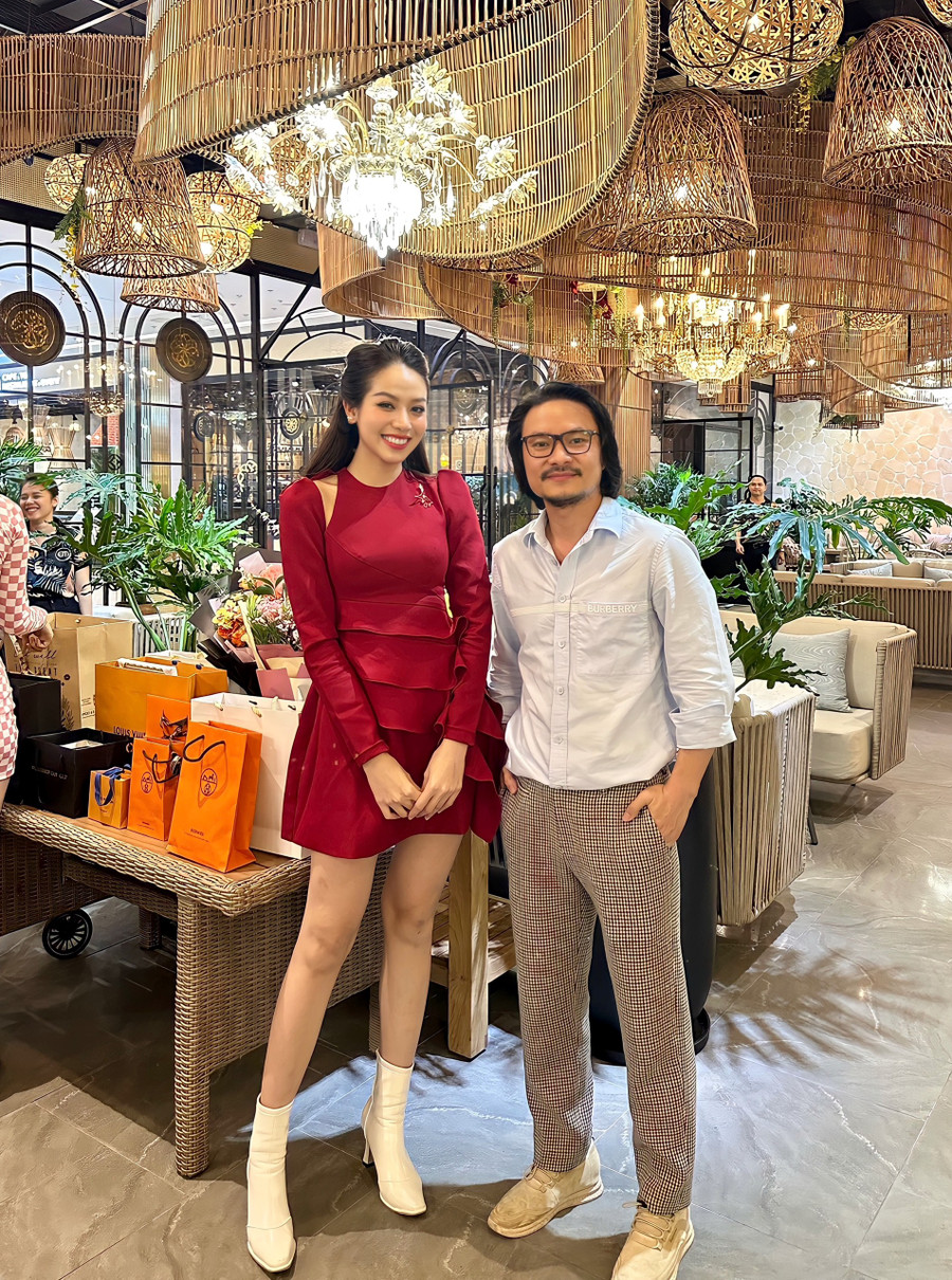 Trong chiếc đầm đỏ nổi bật, có thể thấy nhan sắc của Thanh Thủy ngày càng lộ ra nhiều đường nét sắc sảo, quyến rũ, đa dạng nhiều phong cách khác nhau.