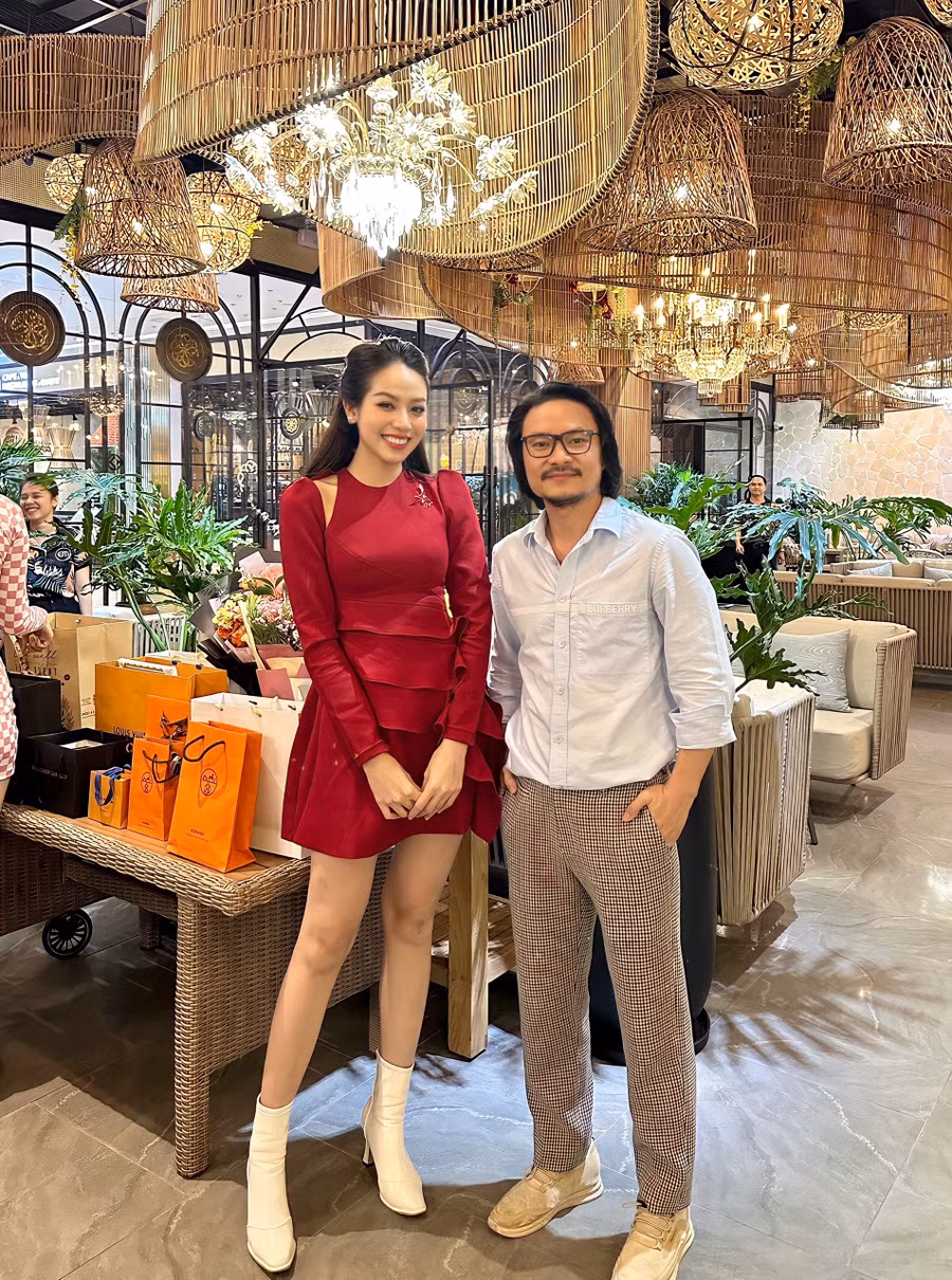 Trong chiếc đầm đỏ nổi bật, có thể thấy nhan sắc của Thanh Thủy ngày càng lộ ra nhiều đường nét sắc sảo, quyến rũ, đa dạng nhiều phong cách khác nhau.