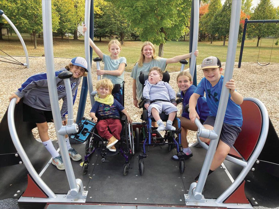 Các em học sinh nỗ lực kêu gọi quyên góp vì muốn có một khu vui chơi cho các bạn khuyết tật phải ngồi xe lăn.