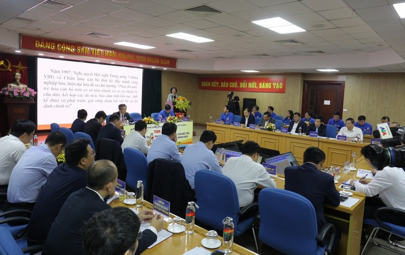 Toạ đàm kết hợp với hình thức trực tuyến.