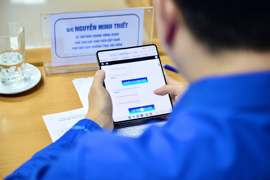 Hội nghị tiến hành bỏ phiếu qua phần mềm chọn ra 10 Gương mặt trẻ Việt Nam tiêu biểu, 10 Gương mặt trẻ triển vọng năm 2022. Hội nghị tiến hành bỏ phiếu qua phần mềm chọn ra 10 Gương mặt trẻ Việt Nam tiêu biểu, 10 Gương mặt trẻ triển vọng năm 2022.