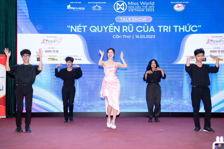 Cô em út Phương Nhi trình diễn nhảy giao lưu trên nền nhạc “Bo xì bo”. Cô em út Phương Nhi trình diễn nhảy giao lưu trên nền nhạc “Bo xì bo”.