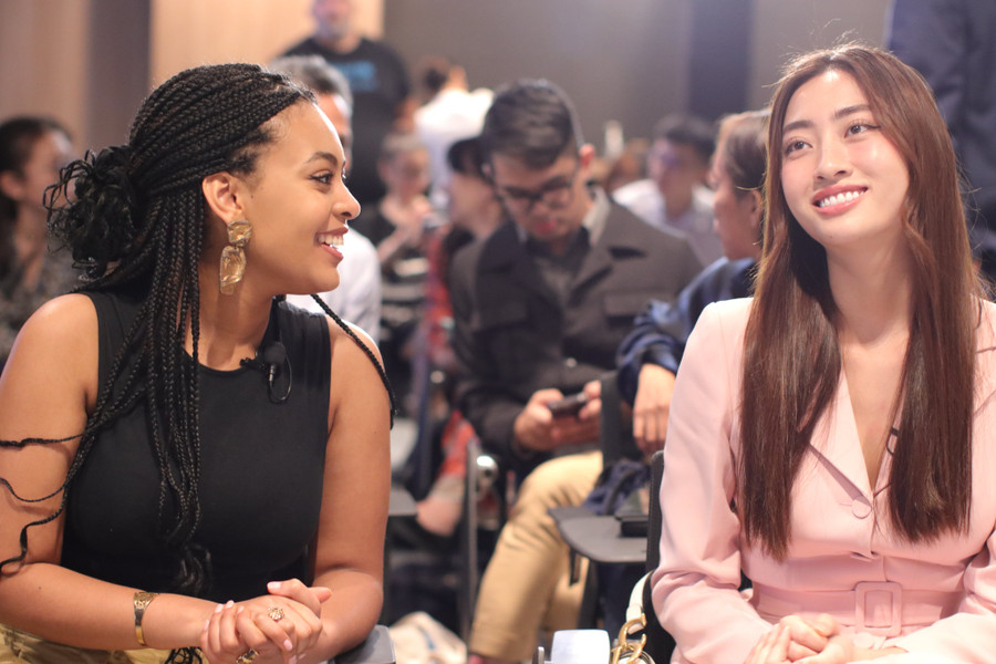 Khả năng tiếng Anh của nàng hậu được thể hiện xuất sắc. Khả năng tiếng Anh của nàng hậu được thể hiện xuất sắc.