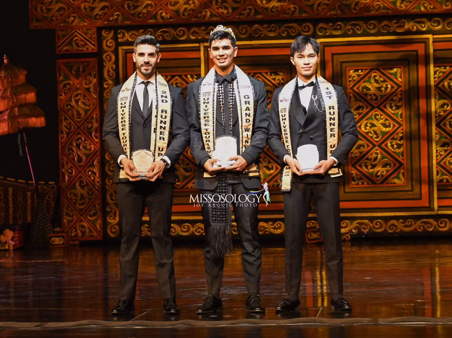 Huỳnh Võ Hoàng Sơn (ngoài cùng bên phải) đã xuất sắc đăng quang ngôi vị Á vương 1 – Nam vương Du lịch Hoàn vũ 2023. Ngôi vị Nam vương thuộc về đại diện Philippines và Á vương 2 thuộc về Tây Ban Nha.