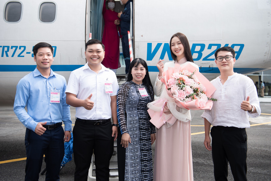 Hoa hậu Lê Nguyễn Bảo Ngọc được chào đón nồng nhiệt khi vừa đặt chân đến Cà Mau. Hoa hậu Lê Nguyễn Bảo Ngọc được chào đón nồng nhiệt khi vừa đặt chân đến Cà Mau.