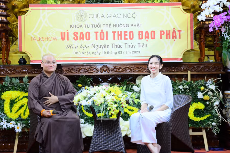 Hoa hậu Thùy Tiên tại Khóa tu Tuổi Trẻ Hướng Phật với talkshow chủ đề “Vì Sao Tôi Theo Đạo Phật”.
