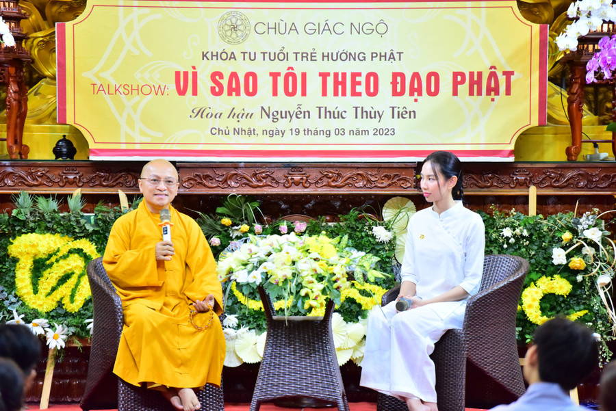 Thùy Tiên tại Khóa tu Tuổi Trẻ Hướng Phật với talkshow chủ đề “Vì Sao Tôi Theo Đạo Phật”.
