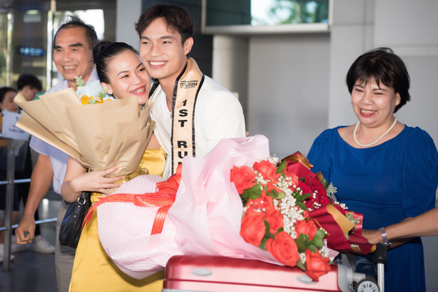 Tân Á vương không giấu được niềm hạnh phúc khi được người thân, bạn bè và người hâm mộ ra sân bay đón anh sau chiến thắng. Tân Á vương không giấu được niềm hạnh phúc khi được người thân, bạn bè và người hâm mộ ra sân bay đón anh sau chiến thắng.