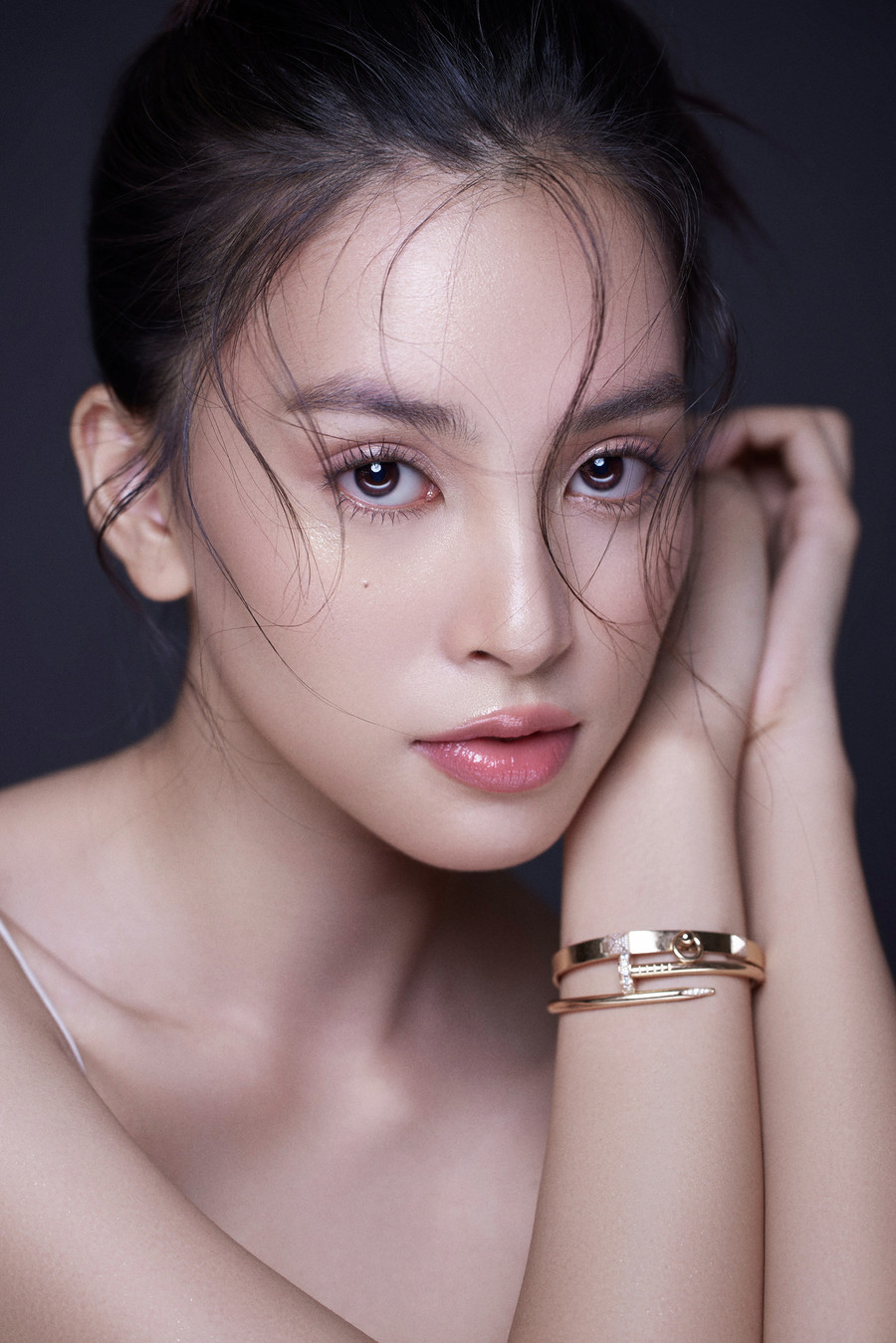 Nữ chính “Đảo độc đắc” trang điểm nhẹ nhàng, mái tóc búi gọn để lộ khuôn mặt rạng rỡ của một vẻ đẹp không tì vết. Nữ chính “Đảo độc đắc” trang điểm nhẹ nhàng, mái tóc búi gọn để lộ khuôn mặt rạng rỡ của một vẻ đẹp không tì vết.