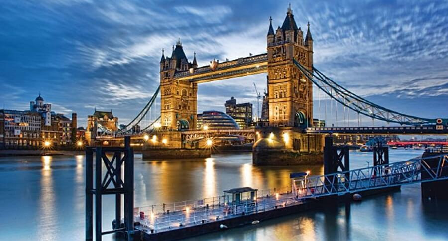 Với các sân bay lớn ở Manchester và London, phần còn lại của châu Âu chỉ cách một chuyến bay ngắn. Với các sân bay lớn ở Manchester và London, phần còn lại của châu Âu chỉ cách một chuyến bay ngắn.