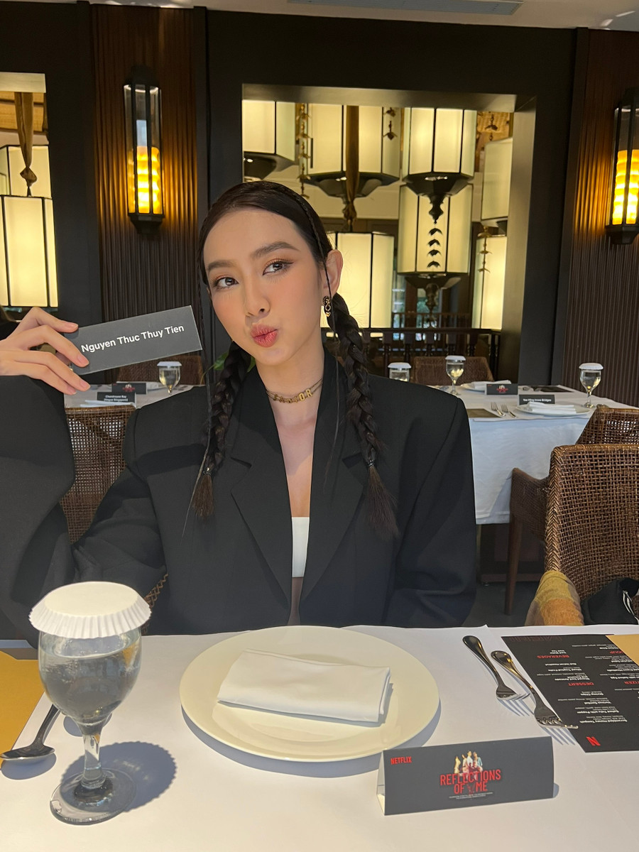 Trên trang cá nhân, nàng hậu sinh năm 1998 chia sẻ loạt hình ảnh trong buổi ăn tối cùng Netflix.