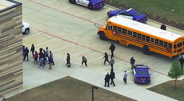 Học sinh xếp hàng lên xe bus để về nhà với gia đình do trường sẽ nghỉ học để điều tra. Học sinh xếp hàng lên xe bus để về nhà với gia đình do trường sẽ nghỉ học để điều tra.