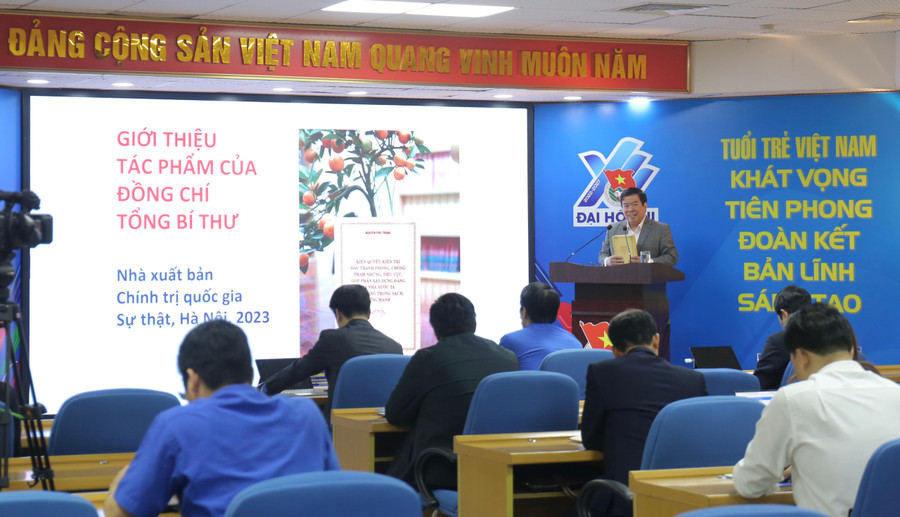 Hội nghị giới thiệu nội dung cuốn sách “Kiên quyết, kiên trì đấu tranh phòng, chống tham nhũng, tiêu cực, góp phần xây dựng Đảng và Nhà nước ta ngày càng trong sạch, vững mạnh”.