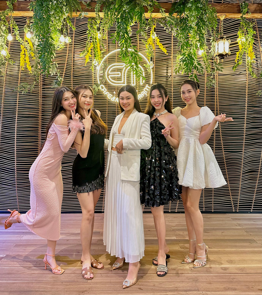 Á hậu Diễm Trang chúc mừng sinh nhật đạo diễn Hoàng Nhật Nam.