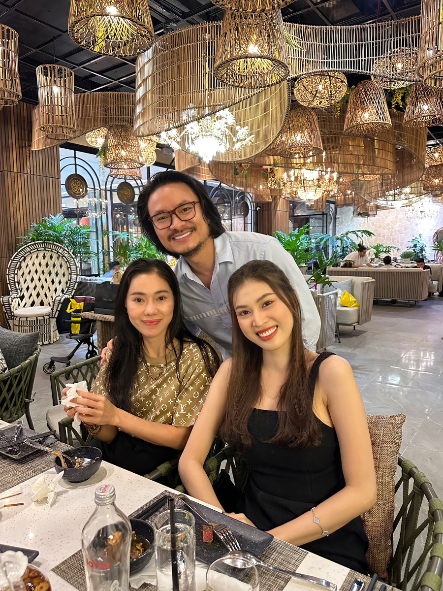 Á hậu Ngọc Thảo chụp cùng vợ chồng đạo diễn Hoàng Nhật Nam.