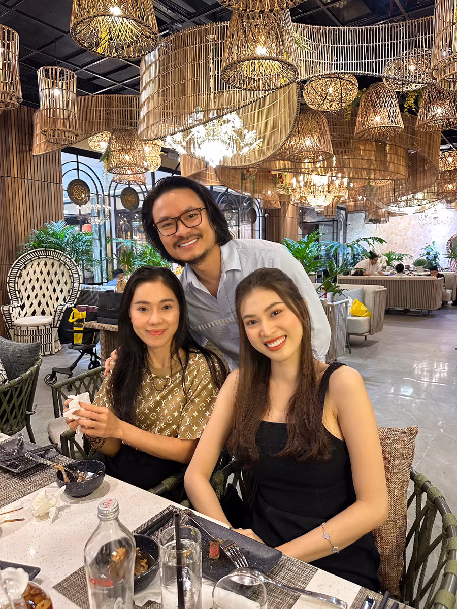 Á hậu Ngọc Thảo chụp cùng vợ chồng đạo diễn Hoàng Nhật Nam.