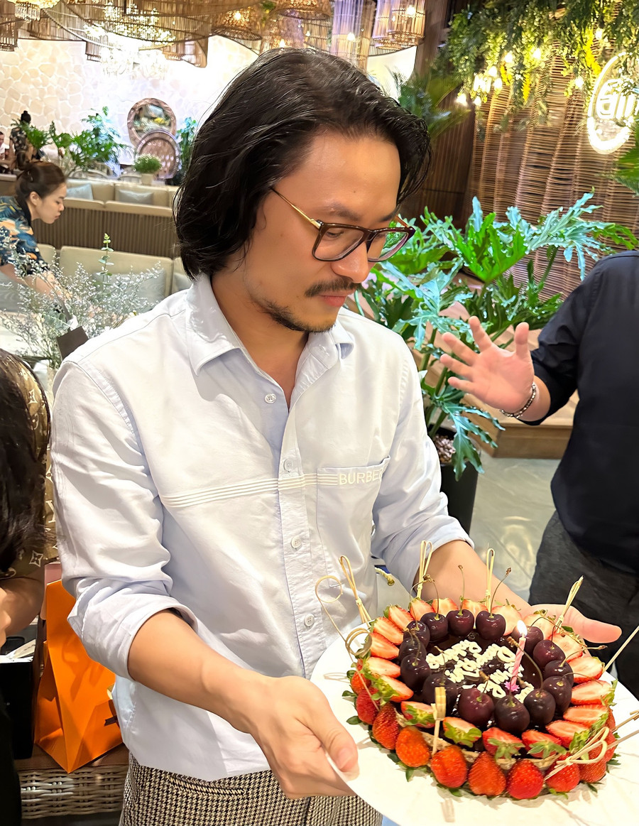 Có lẽ trước công chúng, đạo diễn Hoàng Nhật Nam là một “phù thủy sân khấu”, luôn nghiêm túc và chỉn chu trong mọi hoạt động. Nhưng ở một góc nhìn khác, người đạo diễn tài năng ấy lại vô cùng gần gũi và tình cảm.