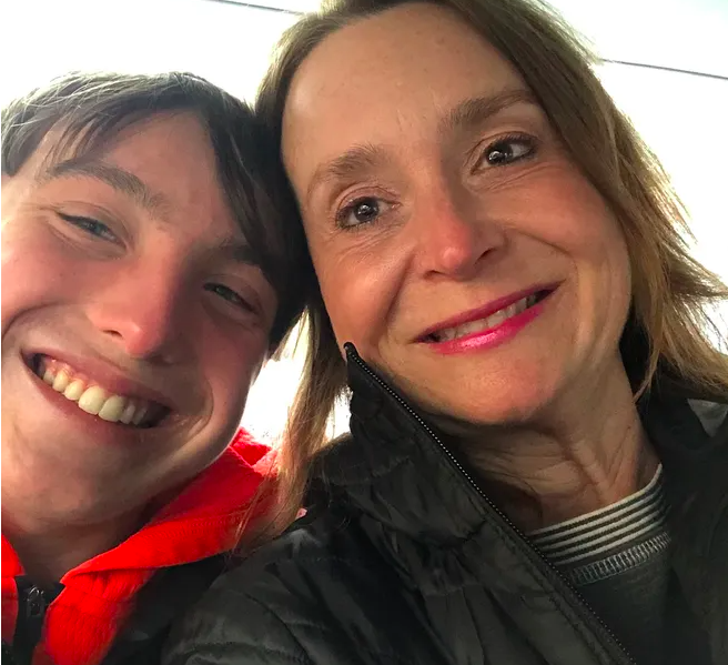 Carson chụp cùng mẹ của mình. Carson chụp cùng mẹ của mình.