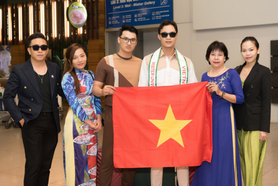 Huỳnh Võ Hoàng Sơn được gia đình và đồng nghiệp ủng hộ tinh thần trước khi lên máy bay đến Indonesia tham gia cuộc thi nhan sắc quốc tế dành cho phái mạnh - Nam vương Du lịch Hoàn vũ 2023.