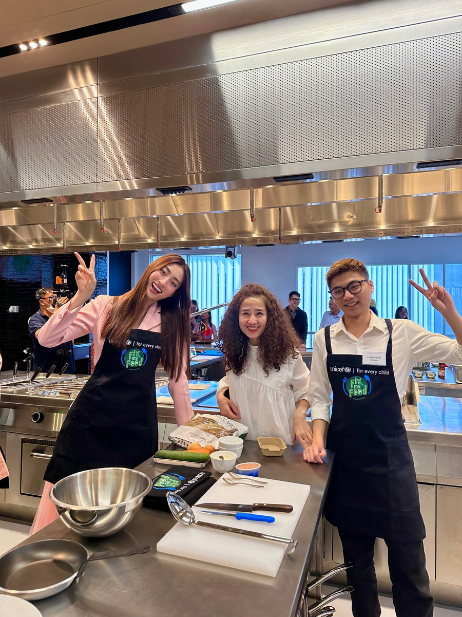 Nàng hậu và các đại diện khác đã cùng nhau tham gia hội thảo “Thử Thách Nấu Ăn”. Nàng hậu và các đại diện khác đã cùng nhau tham gia hội thảo “Thử Thách Nấu Ăn”.