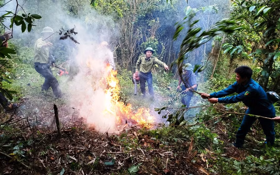 Hạt Kiểm lâm huyện Bá Thước (Thanh Hóa) diễn tập chữa cháy cho người dân địa phương.