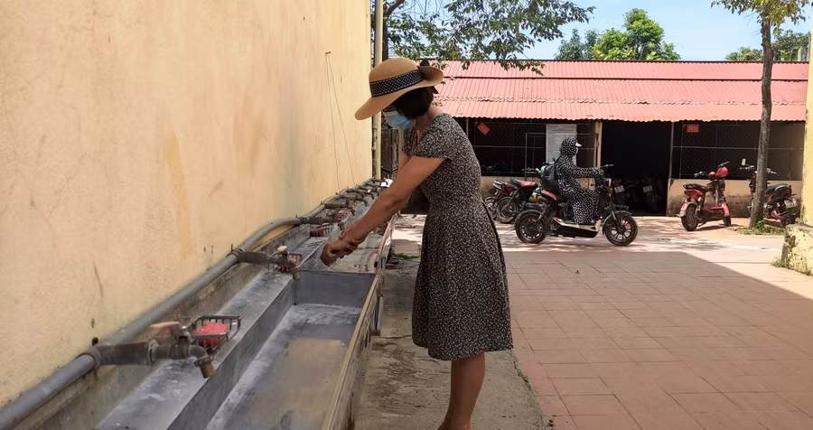 Trường THPT Quảng Xương I đã chuẩn bị đầy đủ xà phòng, hệ thống rửa tay cho thí sinh dự thi.