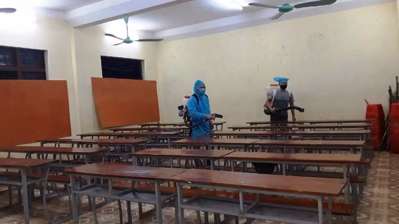 Trường THPT Ngọc Lặc thực hiện phòng dịch trước kỳ thi.