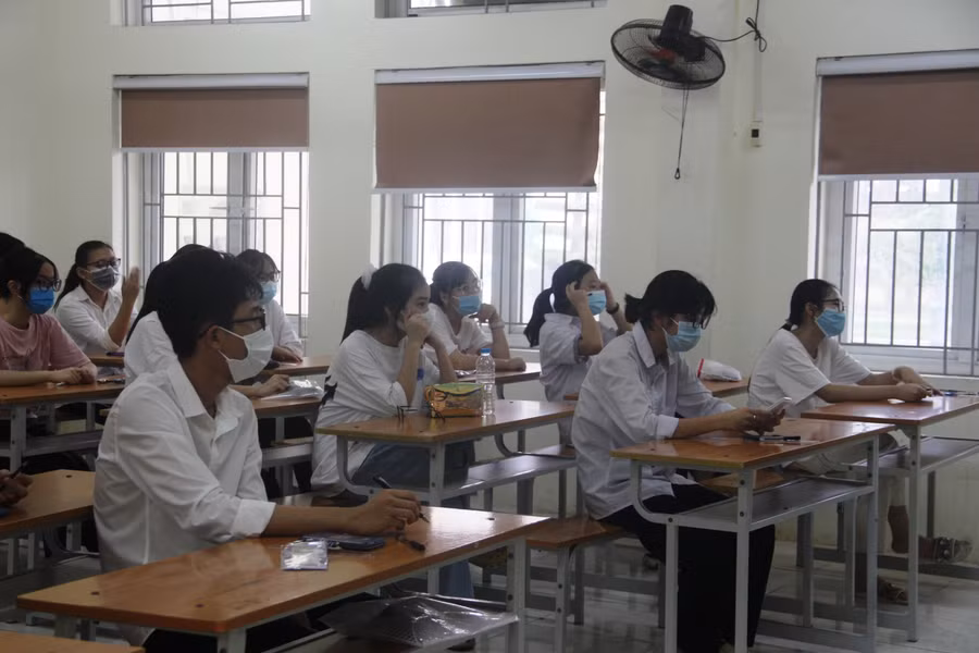 Thí sinh dự thi vào lớp 10 công lập năm 2021-2022 tại Hội đồng thi THPT Chuyên Lam Sơn (Thanh Hóa).