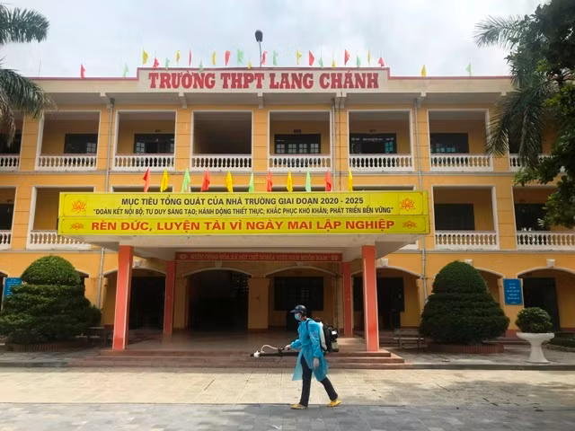 Trường THPT Lang Chánh, huyện Lang Chánh (Thanh Hóa) cũng thực hiện phun hóa chất khử khuẩn phòng dịch trước kỳ tuyển sinh.