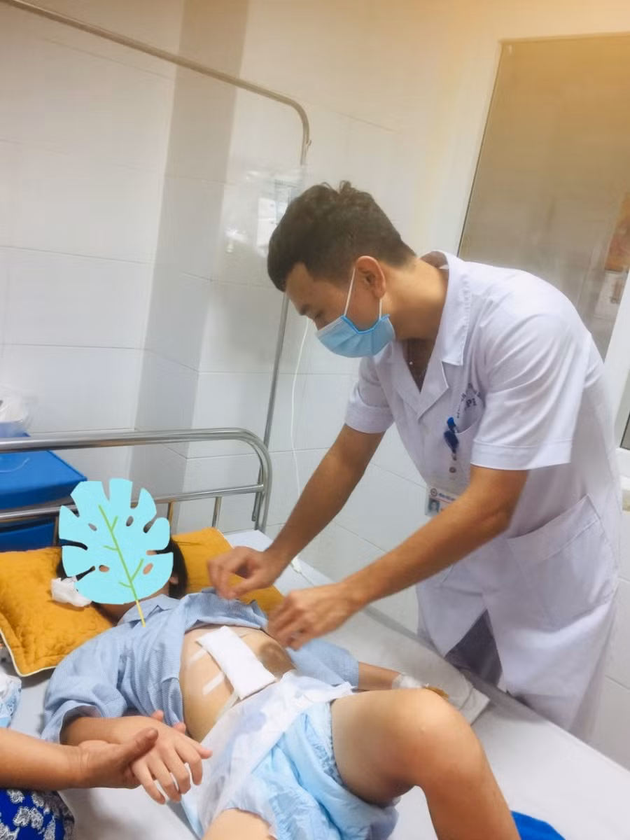 Sau phẫu thuật, bệnh nhi đang được chăm sóc tại Bệnh viện Nhi Thanh Hóa. Ảnh: Bác sĩ Dương Văn Thông cung cấp.