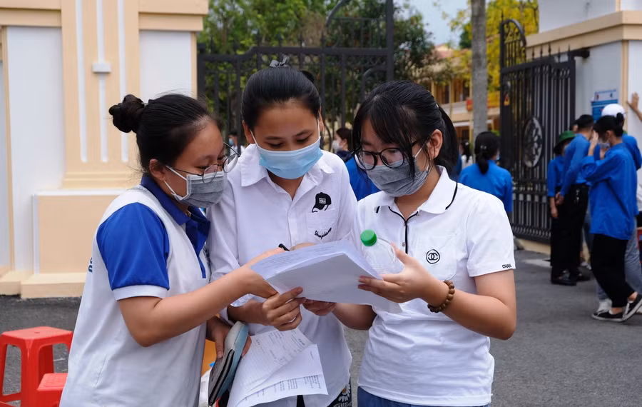 Thí sinh trao đổi với nhau sau giờ thi môn tiếng Anh.