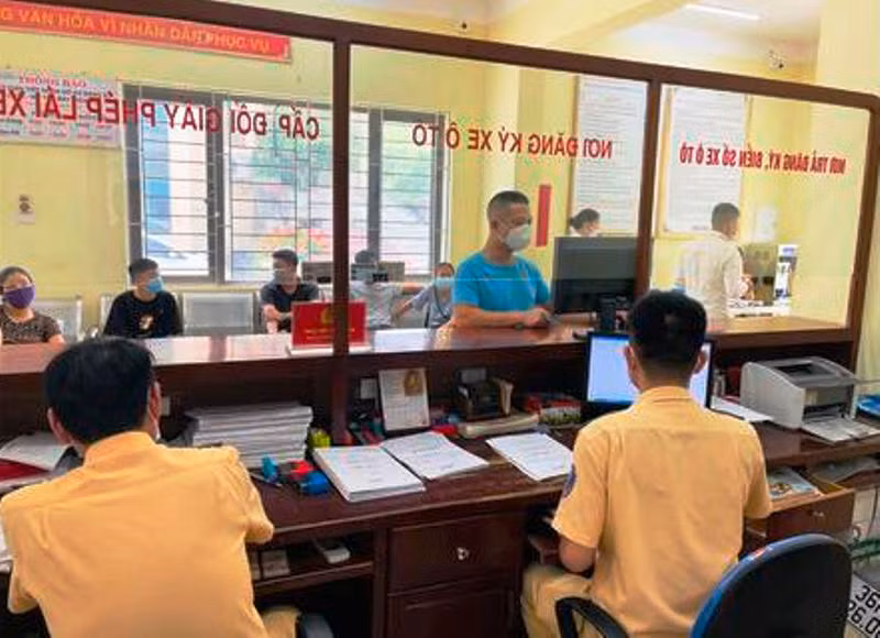 Lực lượng CSTG làm thủ tục đăng ký xe cho người dân.