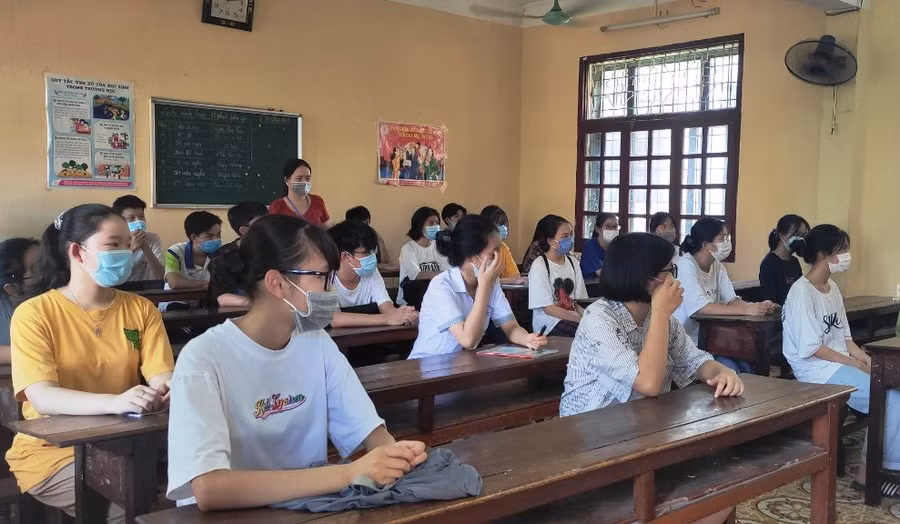 Thí sinh nghe cán bộ coi thi phổ biến những nội quy, quy chế của kỳ thi.