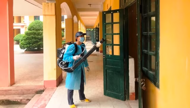 Phun hóa chất khử khuẩn tại Trường THPT Quan Hóa (Thanh Hóa).