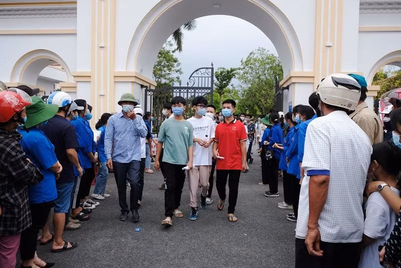 Phụ huynh xếp hàng đón thí sinh ở cổng trường.