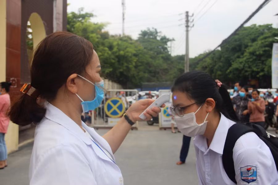 Thí sinh được kiểm tra thân nhiệt trước khi vào điểm thi.