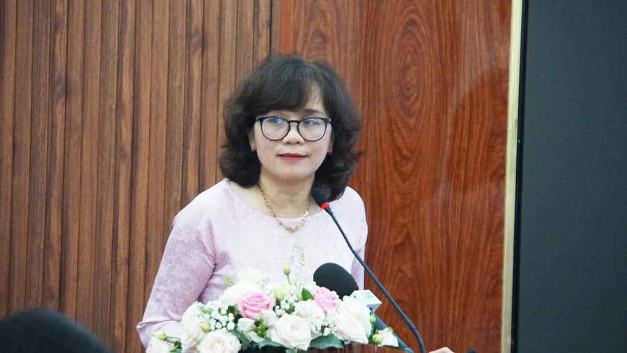 TS Thái Thị Tuyết Dung, Phó Trưởng ban phụ trách Ban Thanh tra - Pháp chế (Đại học Quốc gia TPHCM) báo cáo đề dẫn tọa đàm. Ảnh: Mạnh Tùng TS Thái Thị Tuyết Dung, Phó Trưởng ban phụ trách Ban Thanh tra - Pháp chế (Đại học Quốc gia TPHCM) báo cáo đề dẫn tọa đàm. Ảnh: Mạnh Tùng