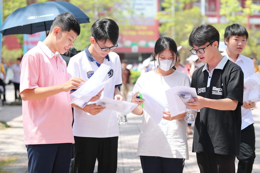 Thí sinh dự thi vào Trường THPT Huỳnh Thúc Kháng (TP Vinh, Nghệ An) năm 2023. Ảnh: Hồ Lài