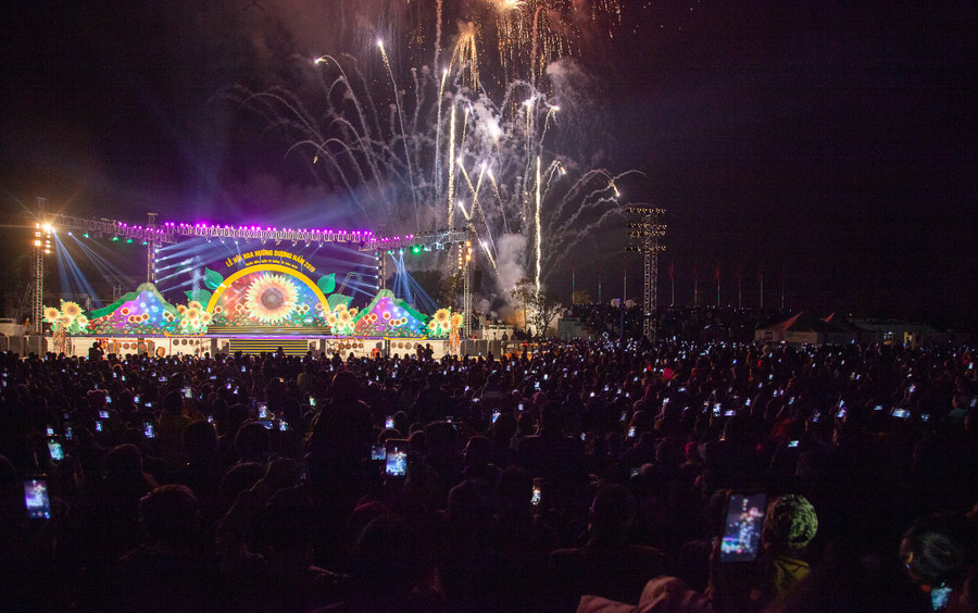 Trước đó, tại Lễ hội Hoa hướng dương (Nghĩa Đàn, Nghệ An) cũng có màn bắn pháo hoa