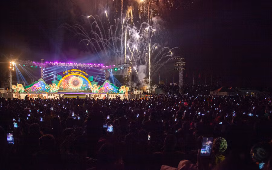 Trước đó, tại Lễ hội Hoa hướng dương (Nghĩa Đàn, Nghệ An) cũng có màn bắn pháo hoa