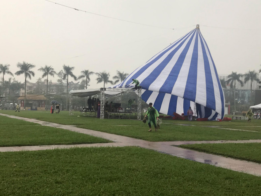 Do thời tiết mưa lớn nên tại Quảng trường Hồ Chí Minh được căng bạt lớn để xe mưa cho người dân và du khách xem biểu diễn văn nghệ và ngắm pháo hoa