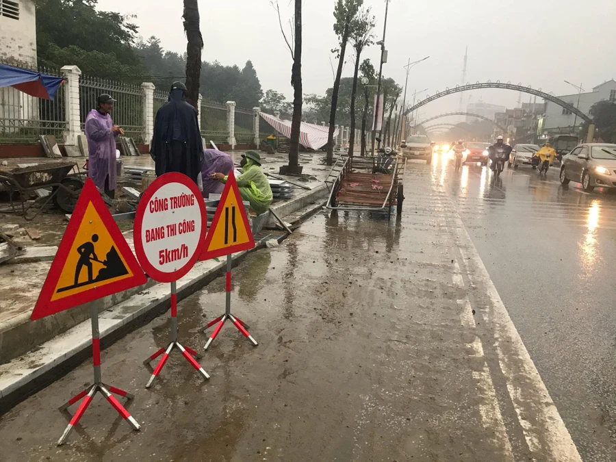 Công trình phố đi bộ Vinh, Nghệ An vẫn đang khẩn trương thi công trong ngày cuối cùng năm 2019