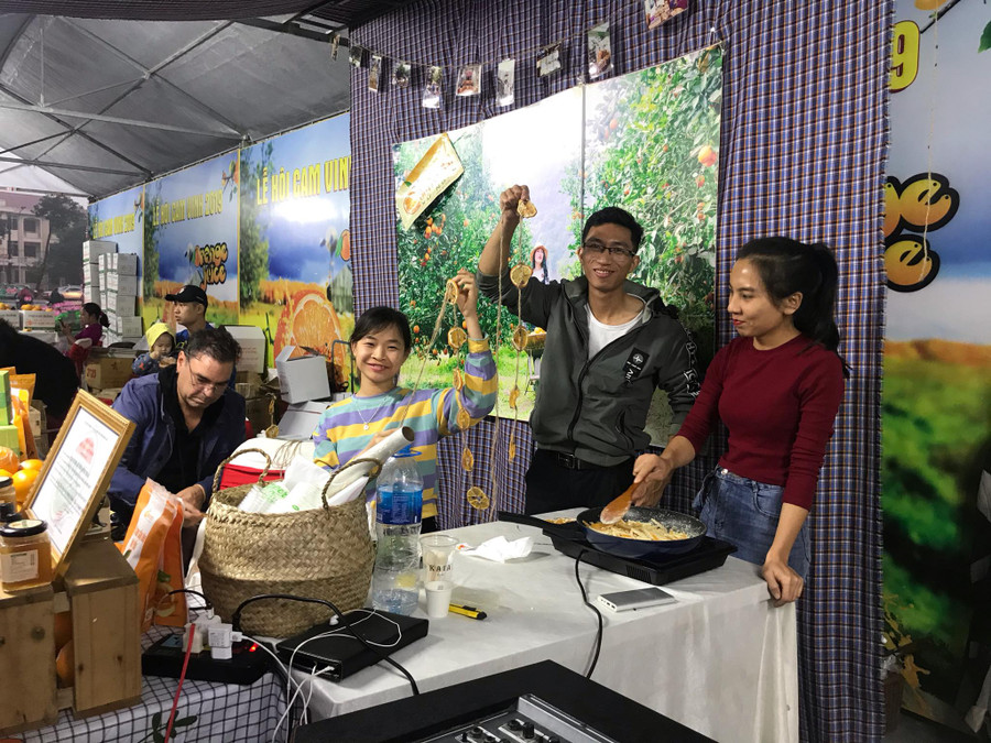 Ngoài trưng bày cam, lễ hội còn có các sản phẩm mứt, nước ép, rượu cam