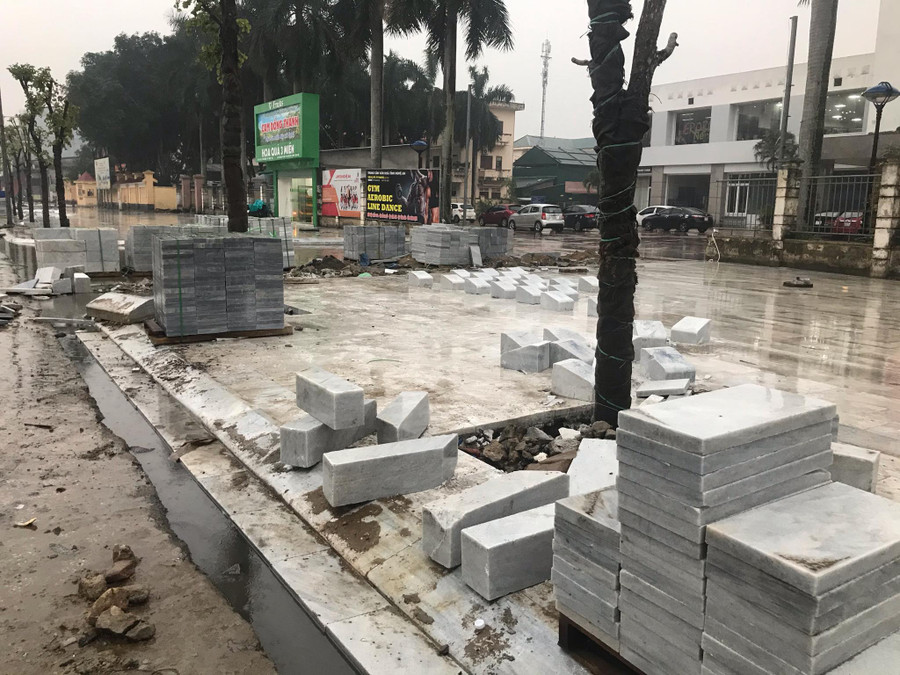 Tuy nhiên, việc nâng cấp, tu sửa vỉa hè chưa hoàn thành. Phố đi bộ chưa thể khai trương vào dịp tết Dương lịch 2020 như dự kiến. Hiện vỉa hè các tuyến đường Hồ Tùng Mậu, Nguyễn Văn Cừ vẫn đang ngổn ngang vật liệu xây dựng
