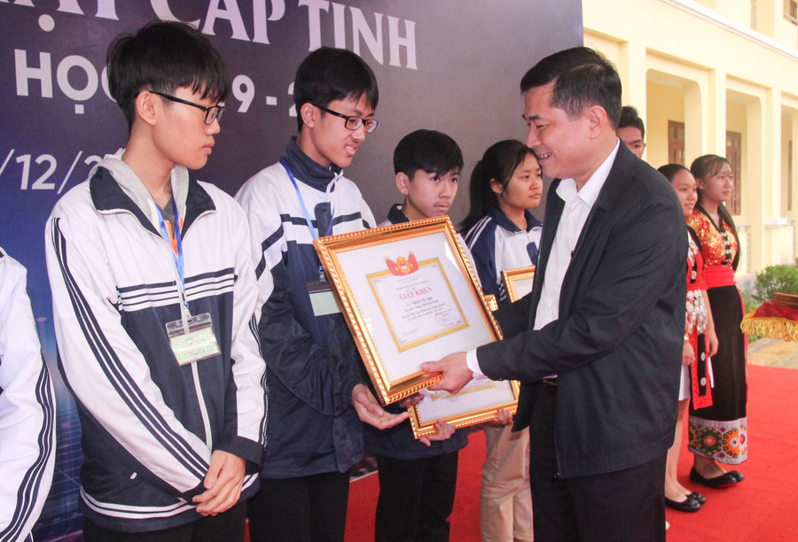 Ông Thái Văn Thành - Giám đốc Sở GD&ĐT Nghệ An trao giấy khen cho học sinh cho dự án đạt giải