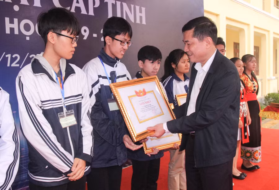 Ông Thái Văn Thành - Giám đốc Sở GD&ĐT Nghệ An trao giấy khen cho học sinh cho dự án đạt giải