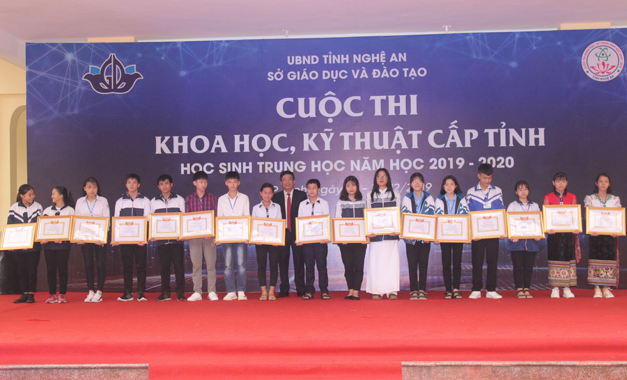 Trao giấy khen cho học sinh có dự án đạt giải Nhì