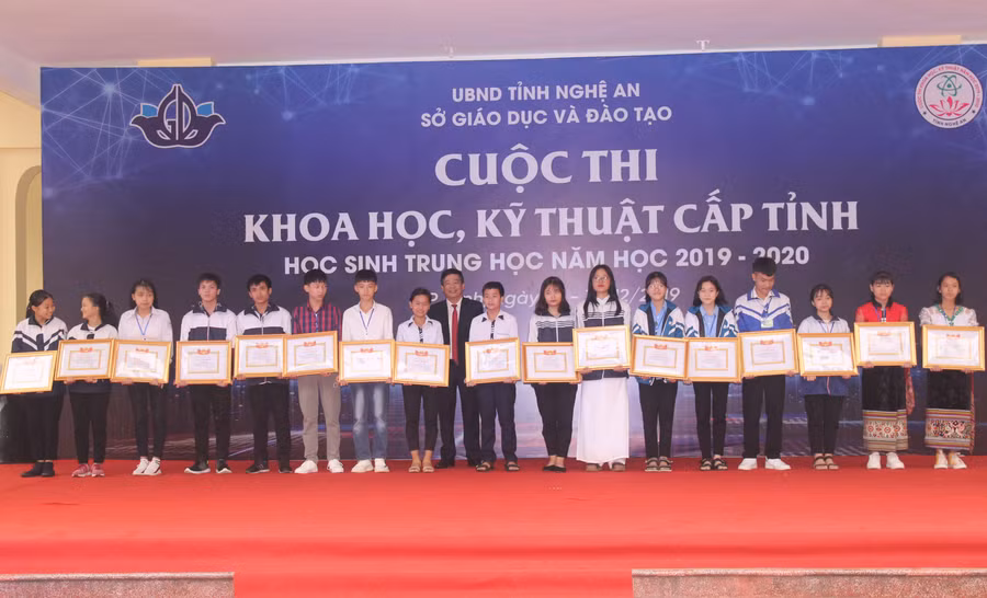 Trao giấy khen cho học sinh có dự án đạt giải Nhì